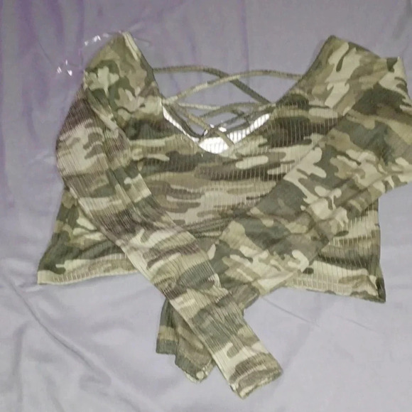 Derek Heart Cropped camo long sleeve shirt NWT - Picture 4 of 7